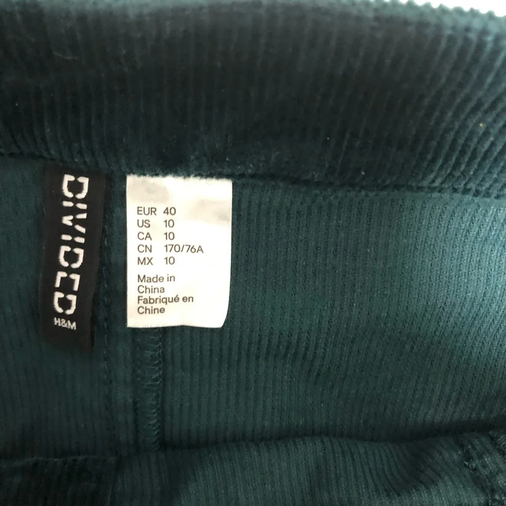 Features:Button Front
2 side pockets - Picture 5 of 5